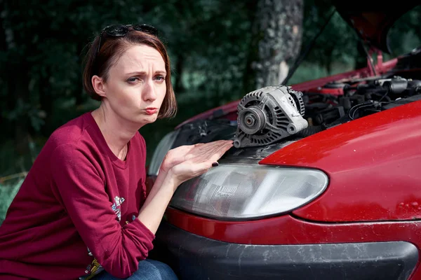 Una Joven Para Coche Roto Tiene Una Mala Pieza Repuesto — Foto de Stock