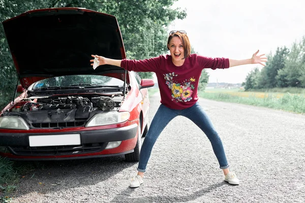 Young Girl Standing Broken Car Looking Help — Stock Photo, Image