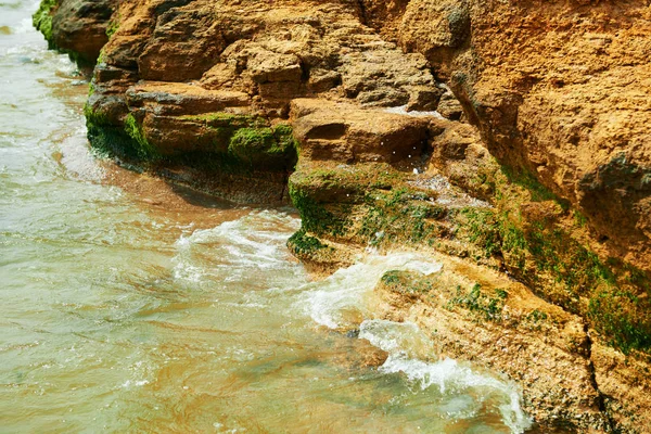 Piękny Krajobraz Zbliżenie Kamienia Plaży Wybrzeża Morza Wysokiego Wzgórza Dzikiej — Zdjęcie stockowe