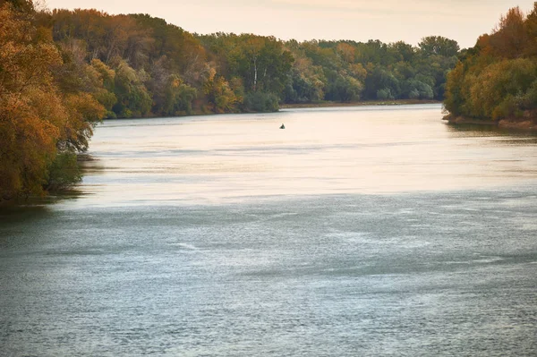 Fischer Auf Einem Boot Beim Angeln Fluss Herbstwald Und Wolkenverhangener — Stockfoto