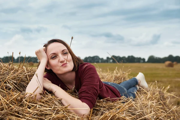 Junges Mädchen Hat Spaß Auf Dem Feld Auf Einem Heuhaufen — Stockfoto