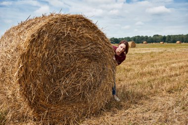 Genç kız eğleniyor alanında bir haystack saklanıyor
