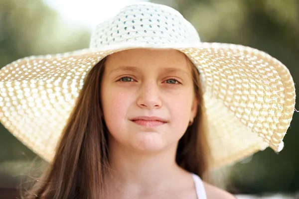 Retrato Uma Menina Vestindo Chapéu Grande Belo Dia Ensolarado Sol — Fotografia de Stock