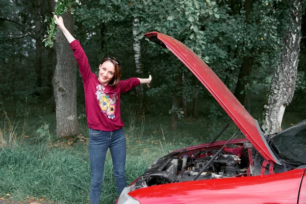 Una Joven Está Cerca Coche Roto Flores — Foto de Stock