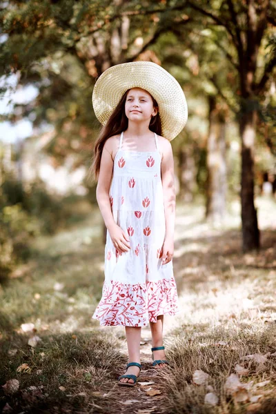 Uma Menina Caminha Longo Caminho Florestal Vestida Com Vestido Longo — Fotografia de Stock