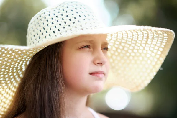 Retrato Uma Menina Vestindo Chapéu Grande Belo Dia Ensolarado Sol — Fotografia de Stock