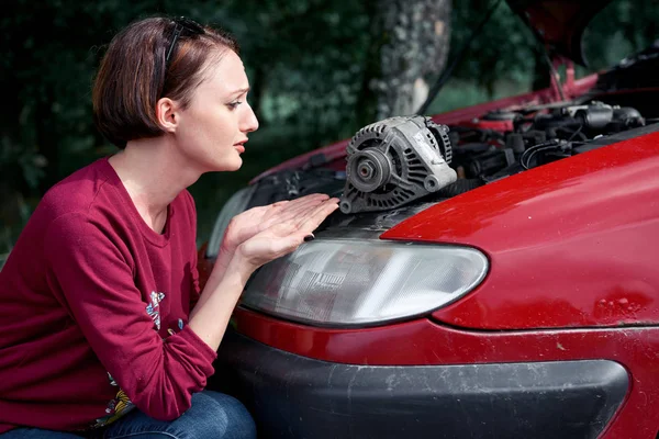 Una Joven Para Coche Roto Sostiene Una Mala Pieza Repuesto — Foto de Stock