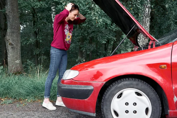 Una Joven Para Coche Roto Mira Motor Entiende Cómo Reparar — Foto de Stock