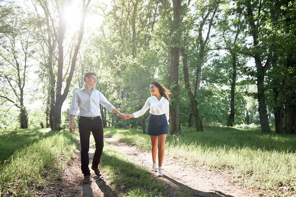 Pareja Joven Caminando Bosque Naturaleza Verano Luz Solar Brillante Sombras — Foto de Stock