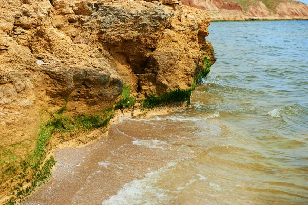 Piękny Krajobraz Zbliżenie Kamienia Plaży Wybrzeża Morza Wysokiego Wzgórza Dzikiej — Zdjęcie stockowe