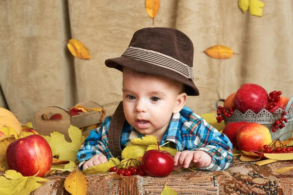 Herbstkonzept Junge Liegt Auf Gelben Blättern Mit Obst Und Gemüse — Stockfoto