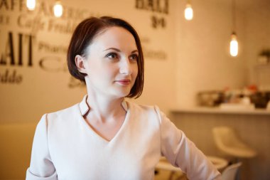 Bir kafede genç bir kadının portresi.