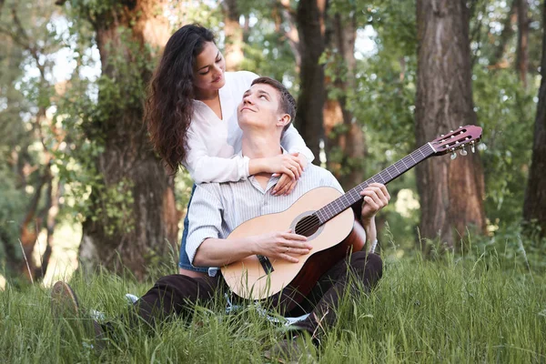 Jovem Casal Sentado Floresta Tocando Guitarra Natureza Verão Luz Solar — Fotografia de Stock