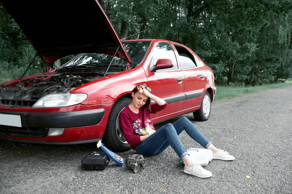 Young Girl Sitting Broken Car Looking Help Next Her Bad — Stock Photo, Image