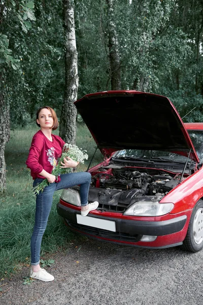 Young Girl Broken Car Gives Him Flowers — Stock Photo, Image