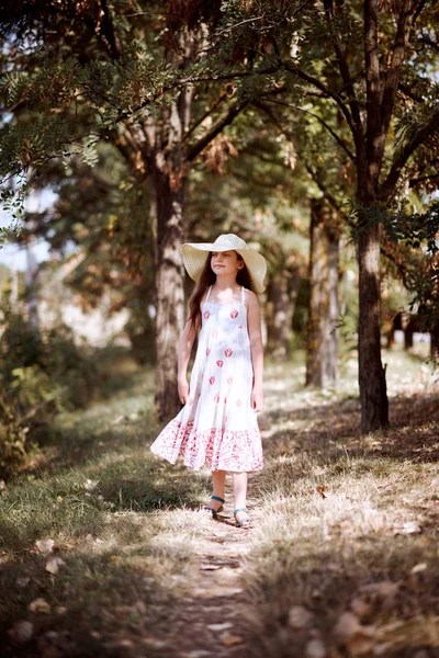 Uma Menina Caminha Longo Caminho Florestal Vestida Com Vestido Longo — Fotografia de Stock