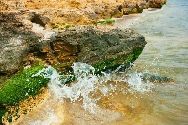 Piękny Krajobraz Zbliżenie Kamienia Plaży Wybrzeża Morza Wysokiego Wzgórza Dzikiej — Zdjęcie stockowe