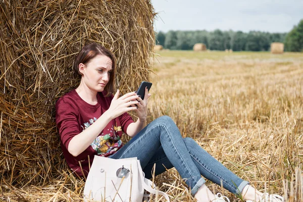 Chica Con Teléfono Sentado Cerca Pajar — Foto de Stock