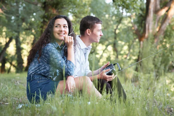 Pareja Joven Sentada Hierba Bosque Mirando Atardecer Escuchar Radio Naturaleza —  Fotos de Stock