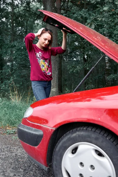 Young Girl Stands Broken Car Looks Engine Does Understand How — Stock Photo, Image