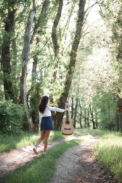 Joven Mujer Caminando Bosque Tocando Guitarra Naturaleza Verano Luz Del —  Fotos de Stock