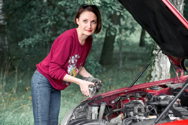 Una Joven Para Coche Roto Tiene Una Mala Pieza Repuesto — Foto de Stock