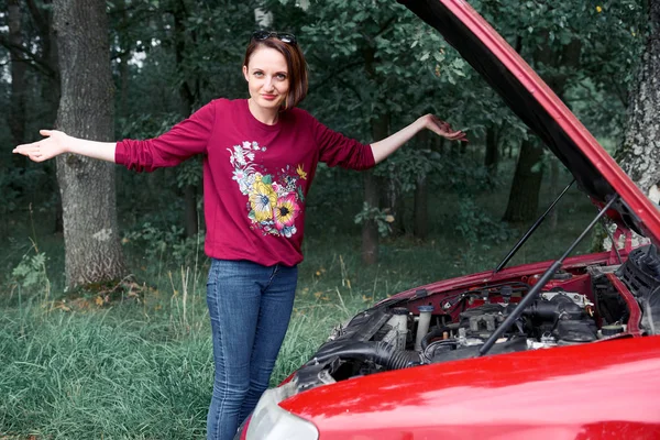 Una Joven Para Coche Roto Mira Motor Entiende Cómo Reparar — Foto de Stock