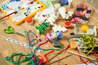 Yeni yıl ve diğer tatil için el yapımı süsleri. Sanat çalışma alanı ile yaratıcı aksesuarları.