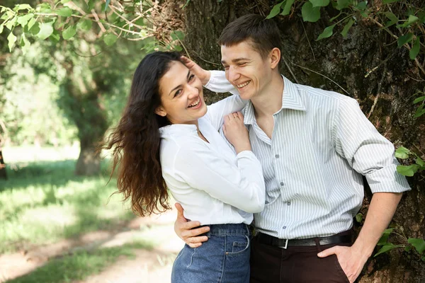 Jovem Casal Caminhando Floresta Posando Perto Árvore Natureza Verão Luz — Fotografia de Stock