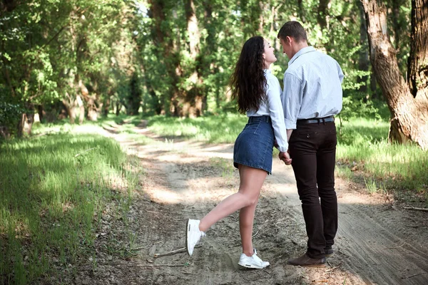 Jovem Casal Caminhando Floresta Natureza Verão Luz Solar Brilhante Sombras — Fotografia de Stock