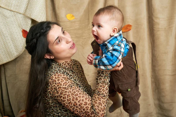 Concetto Autunnale Madre Bambino Sono Foglie Gialle Con Frutta Verdura — Foto Stock