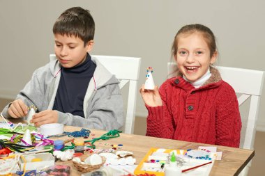 Süslemeleri için yeni yıl tatili yapma çocuk. Resim suluboya. Üstten görünüm. Sanat çalışma alanı ile yaratıcı aksesuarları.