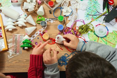 Süslemeleri için yeni yıl tatili yapma çocuk. Resim suluboya. Üstten görünüm. Sanat çalışma alanı ile yaratıcı aksesuarları. 