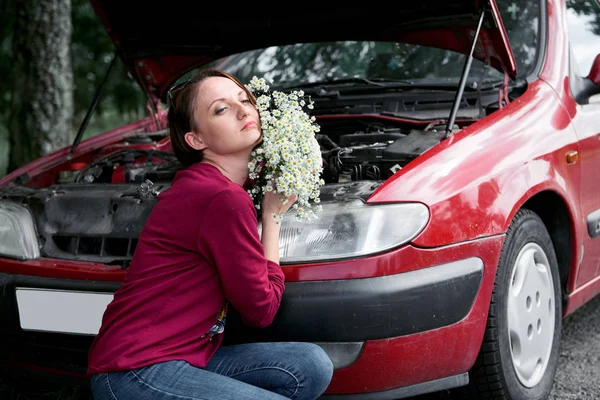 Una Joven Está Cerca Coche Roto Flores — Foto de Stock