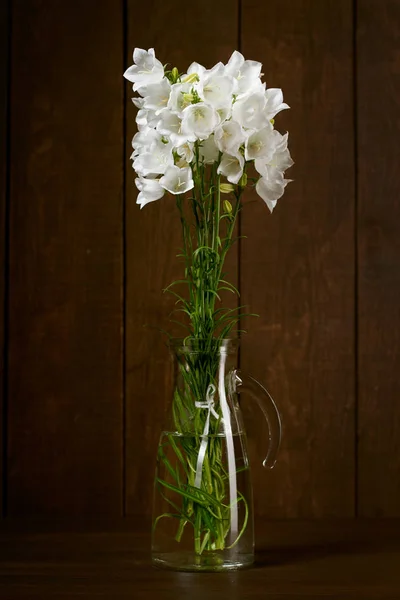 Weiße Blume Einer Vase Auf Dunklem Holz Hintergrund — Stockfoto