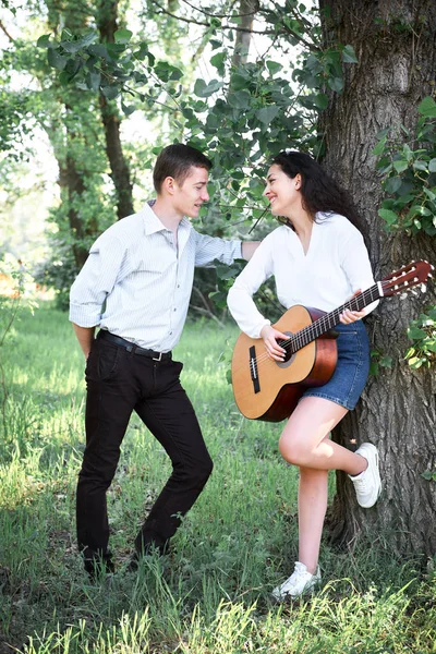 Junges Paar Das Wald Spaziert Und Gitarre Spielt Sommerliche Natur — Stockfoto