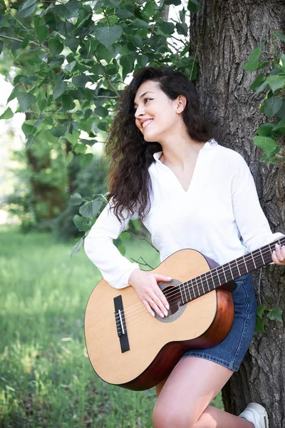 Jovem Caminhando Floresta Tocando Guitarra Natureza Verão Luz Solar Brilhante — Fotografia de Stock