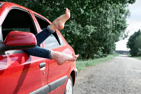 Junge Fahrerin Ruht Sich Rotem Auto Aus Stellt Die Füße — Stockfoto