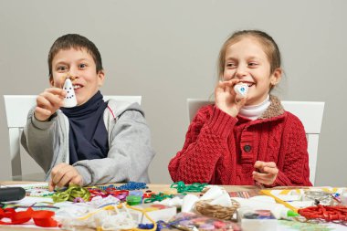 Süslemeleri için yeni yıl tatili yapma çocuk. Resim suluboya. Üstten görünüm. Sanat çalışma alanı ile yaratıcı aksesuarları.