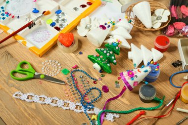 Yeni yıl ve diğer tatil için el yapımı süsleri. Sanat çalışma alanı ile yaratıcı aksesuarları.