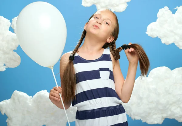 Κορίτσι Ντυμένος Ριγέ Φόρεμα Θέτοντας Μπλε Φόντο Βαμβάκι Σύννεφα Λευκό — Φωτογραφία Αρχείου