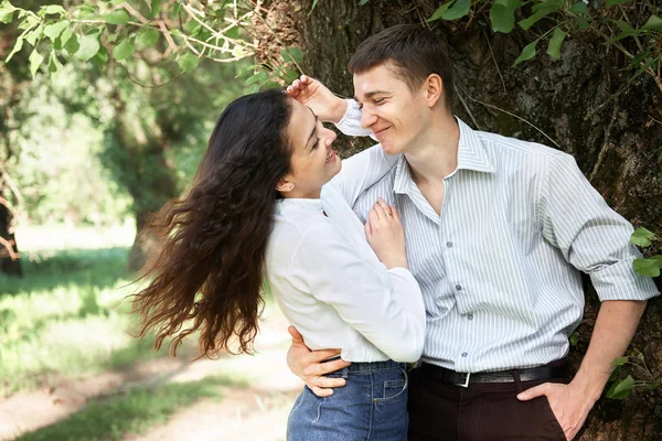 Pareja Joven Caminando Bosque Posando Cerca Del Árbol Naturaleza Verano — Foto de Stock