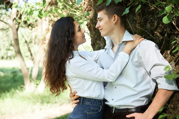 Pareja Joven Caminando Bosque Posando Cerca Del Árbol Naturaleza Verano — Foto de Stock