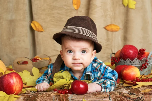Herbstkonzept Junge Liegt Auf Gelben Blättern Mit Obst Und Gemüse — Stockfoto