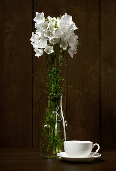 Weiße Blume Einer Vase Und Tasse Auf Dunklem Holz Hintergrund — Stockfoto