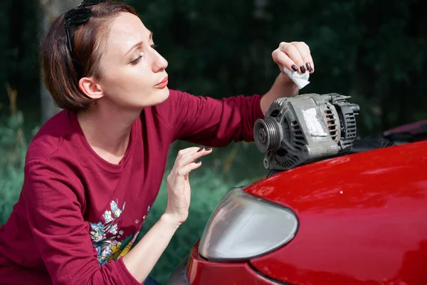 Una Joven Para Coche Roto Sostiene Una Mala Pieza Repuesto — Foto de Stock