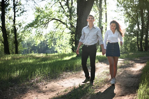 Pareja Joven Caminando Bosque Naturaleza Verano Luz Solar Brillante Sombras — Foto de Stock