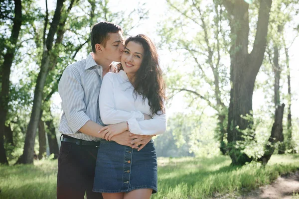 Pareja Joven Caminando Bosque Naturaleza Verano Luz Solar Brillante Sombras — Foto de Stock