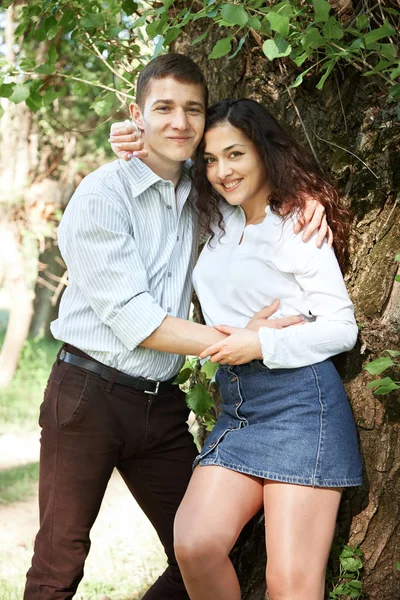 Jovem Casal Caminhando Floresta Posando Perto Árvore Natureza Verão Luz — Fotografia de Stock