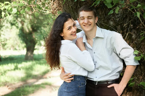 Jovem Casal Caminhando Floresta Posando Perto Árvore Natureza Verão Luz — Fotografia de Stock